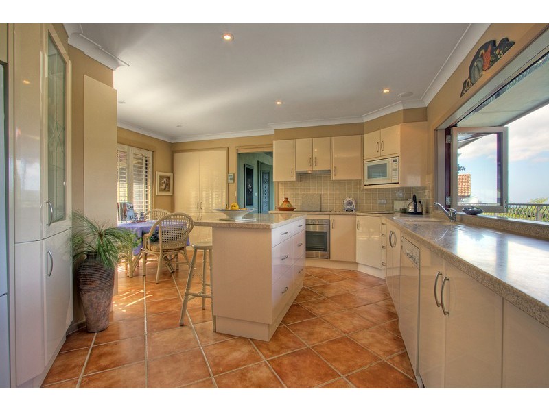 2 Hazel Crescent, Thirroul NSW 2515