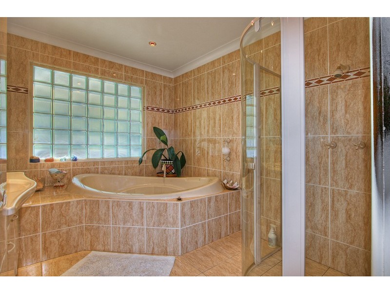 2 Hazel Crescent, Thirroul NSW 2515