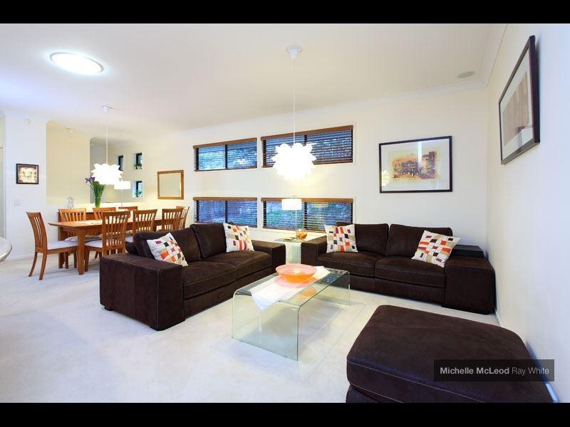 19 Sherborne Place, Chapel Hill QLD 4069