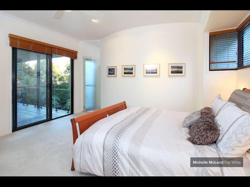 19 Sherborne Place, Chapel Hill QLD 4069