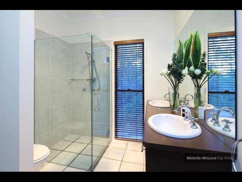 19 Sherborne Place, Chapel Hill QLD 4069