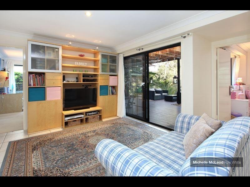 19 Sherborne Place, Chapel Hill QLD 4069