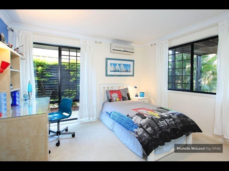 19 Sherborne Place, Chapel Hill QLD 4069