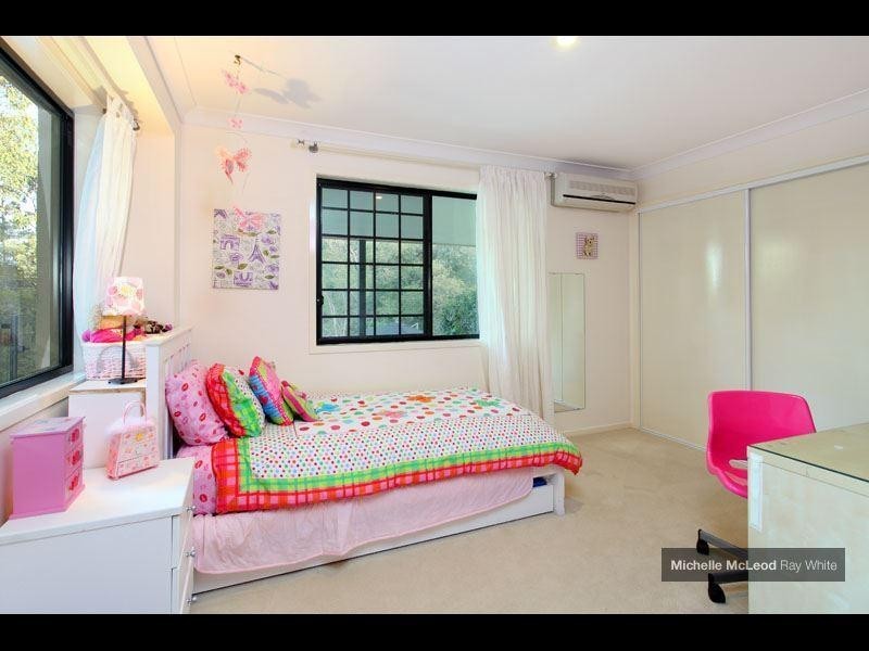 19 Sherborne Place, Chapel Hill QLD 4069