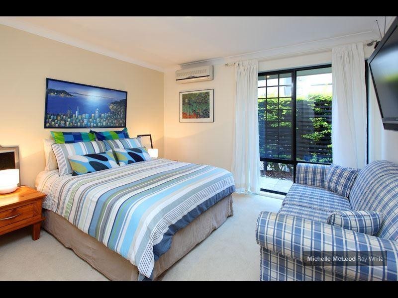 19 Sherborne Place, Chapel Hill QLD 4069