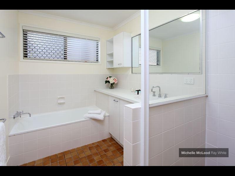 3 Lambourn Street, Chapel Hill QLD 4069