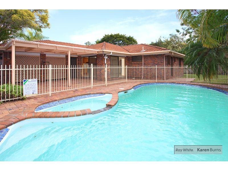 11 Halmore Place, Chapel Hill QLD 4069