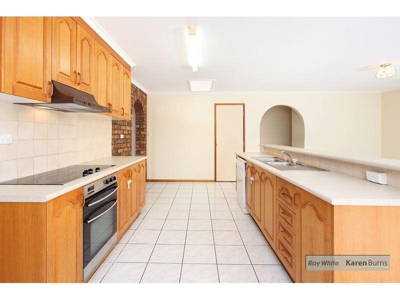 11 Halmore Place, Chapel Hill QLD 4069