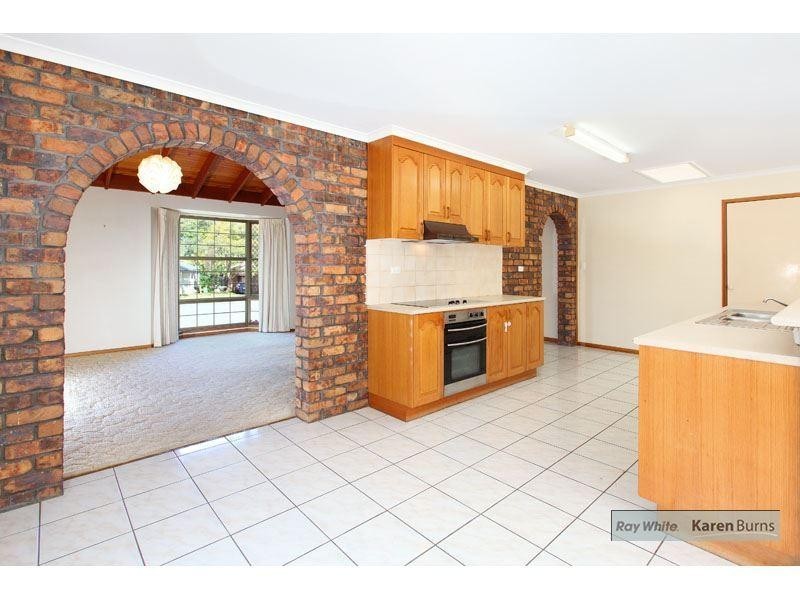 11 Halmore Place, Chapel Hill QLD 4069