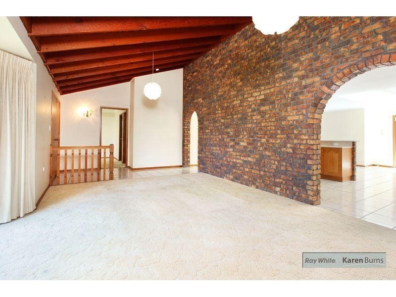 11 Halmore Place, Chapel Hill QLD 4069