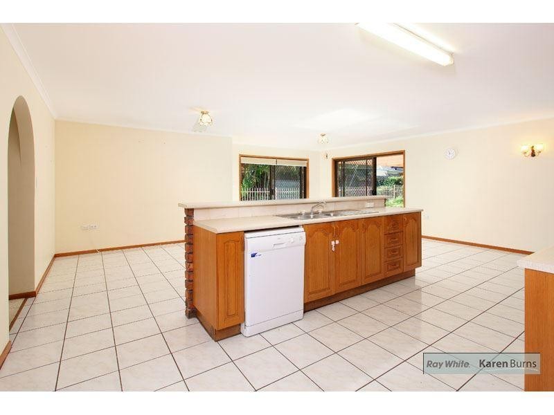 11 Halmore Place, Chapel Hill QLD 4069