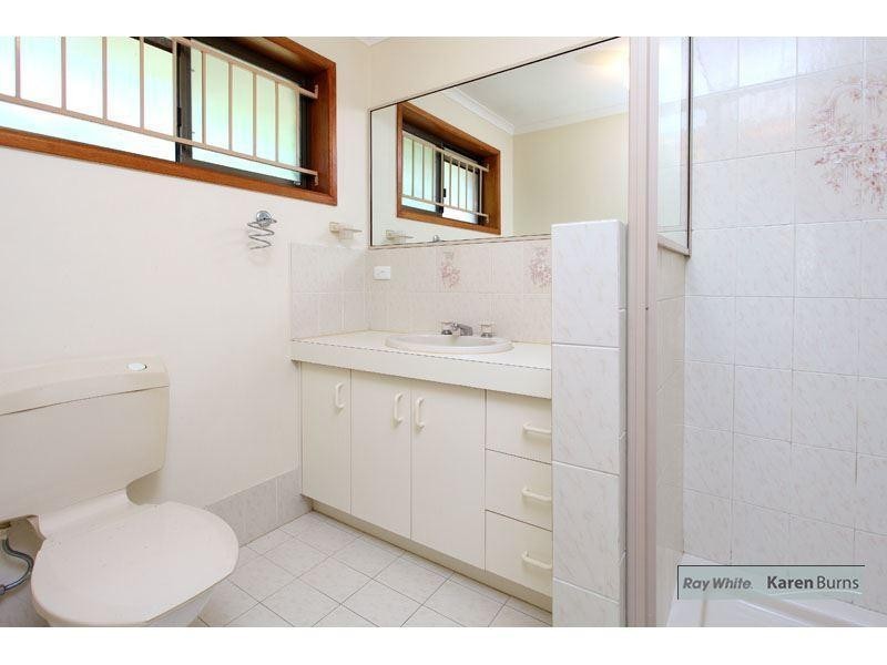 11 Halmore Place, Chapel Hill QLD 4069