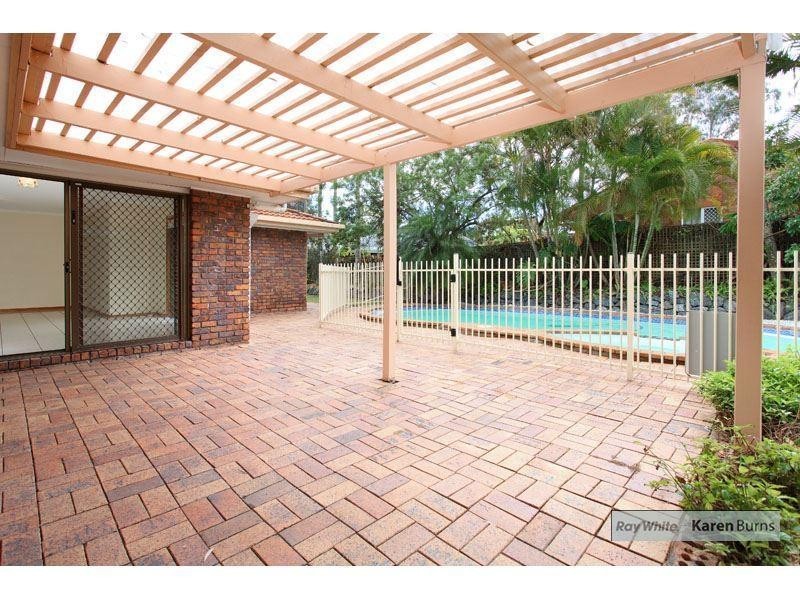 11 Halmore Place, Chapel Hill QLD 4069