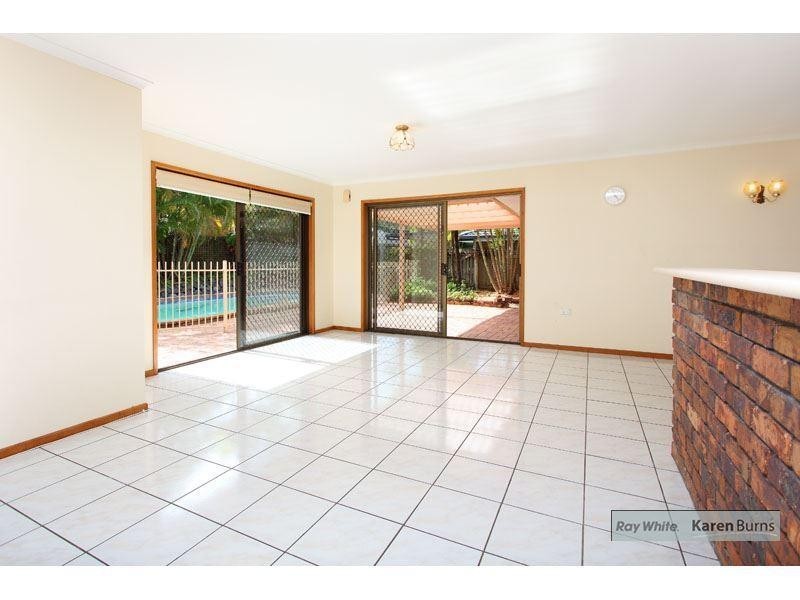 11 Halmore Place, Chapel Hill QLD 4069