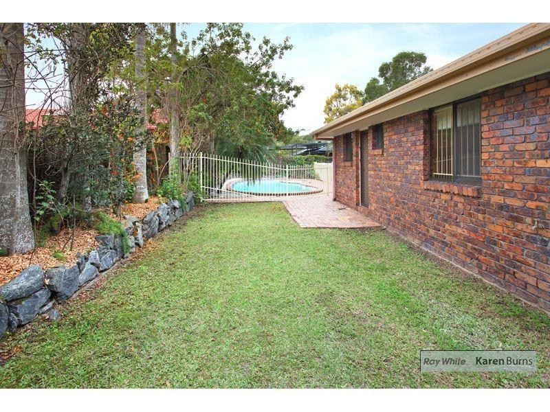 11 Halmore Place, Chapel Hill QLD 4069