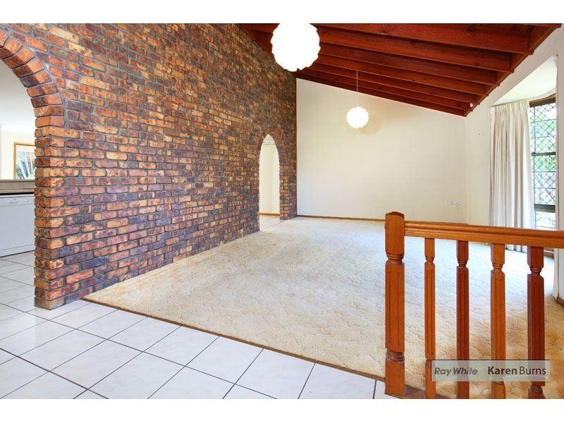 11 Halmore Place, Chapel Hill QLD 4069