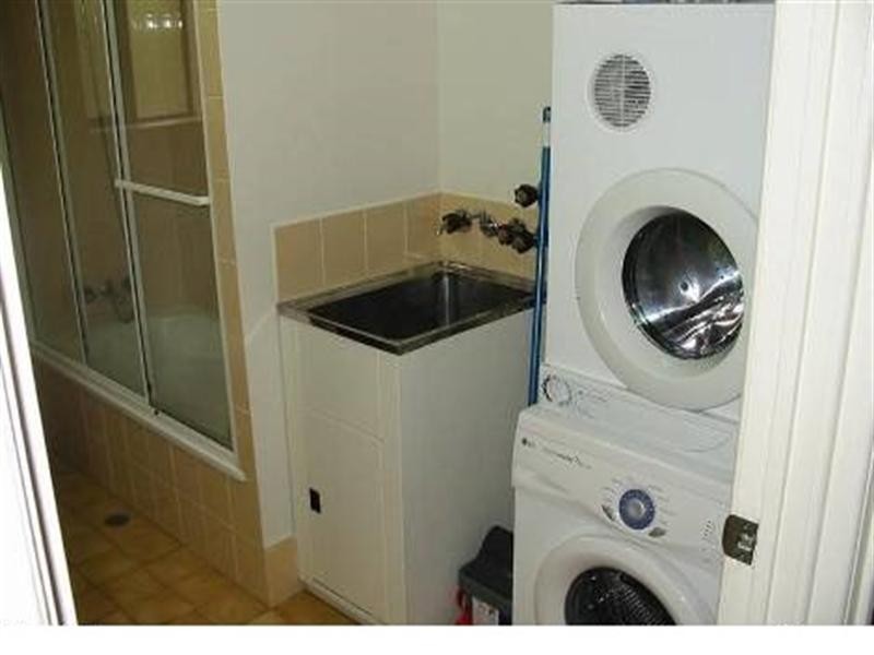 8/29 Sir Fred Schonell Drive, St Lucia QLD 4067