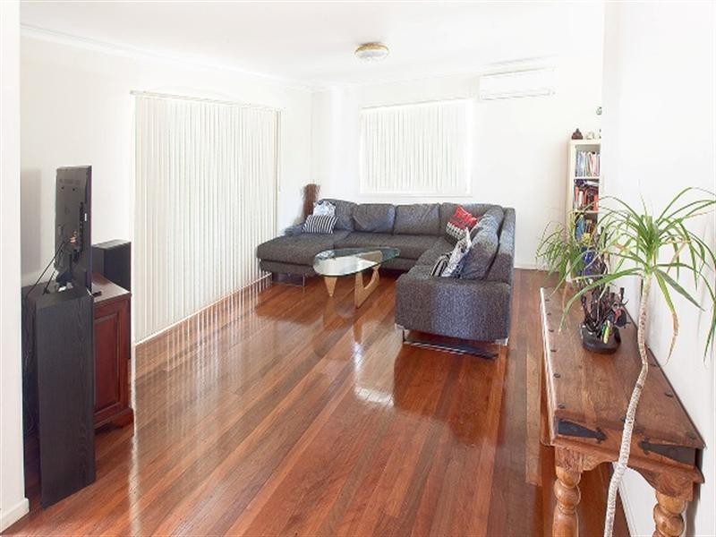 8 Robyn Street, Chapel Hill QLD 4069