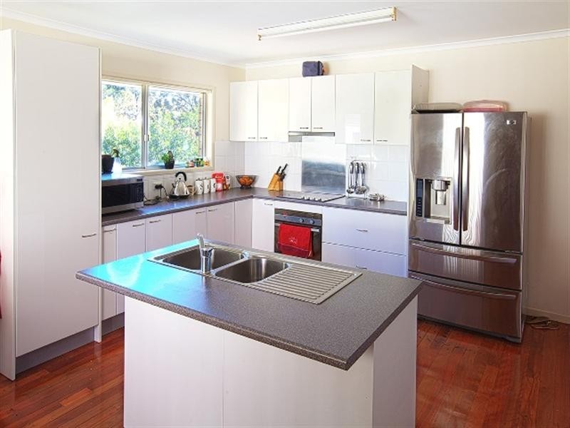 8 Robyn Street, Chapel Hill QLD 4069