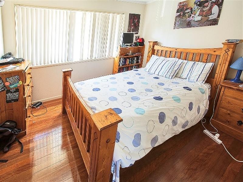 8 Robyn Street, Chapel Hill QLD 4069