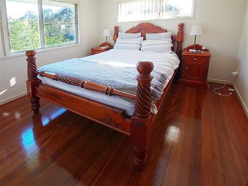 8 Robyn Street, Chapel Hill QLD 4069