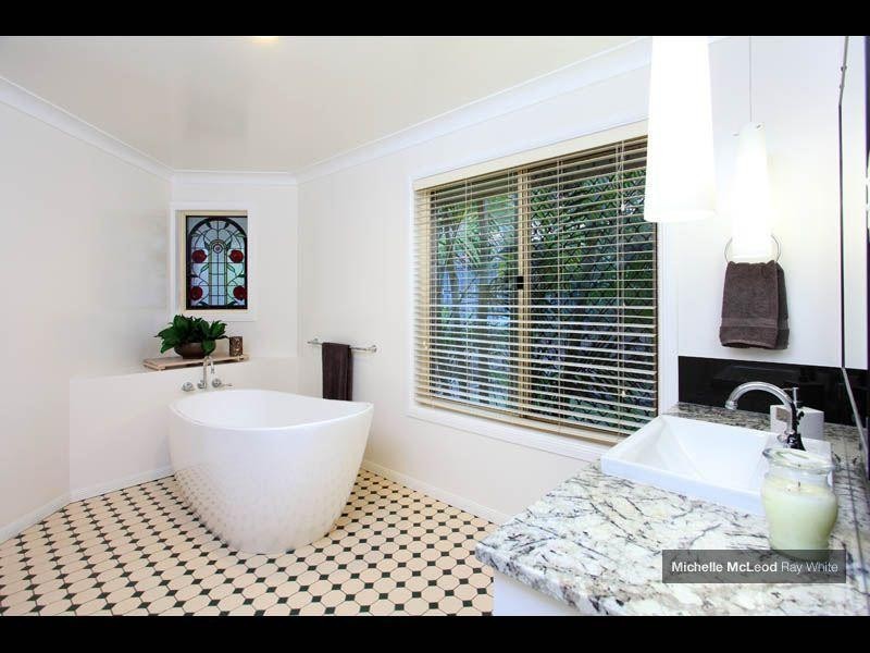 6 Larter Court, Brookfield QLD 4069