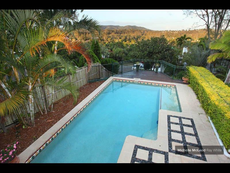 6 Larter Court, Brookfield QLD 4069