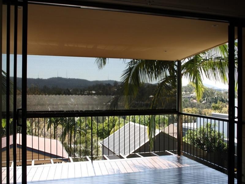 55 Dengate Lane, St Lucia QLD 4067