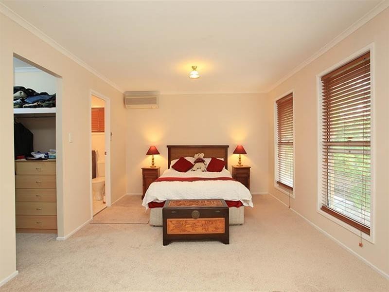 15 kersley Road, Kenmore QLD 4069