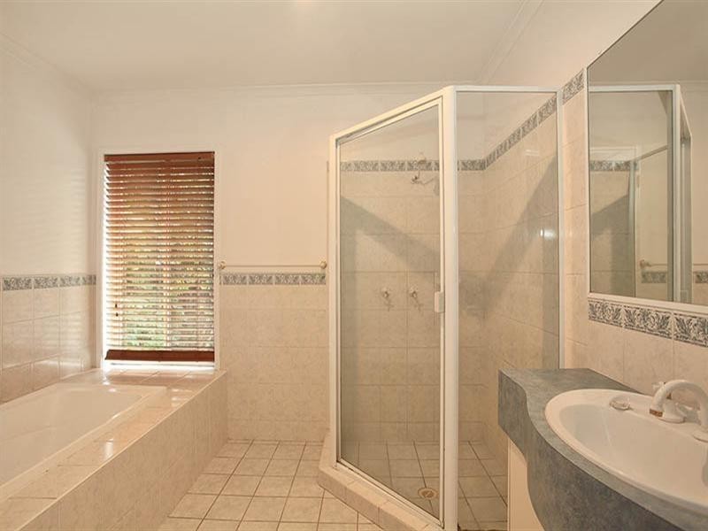 15 kersley Road, Kenmore QLD 4069