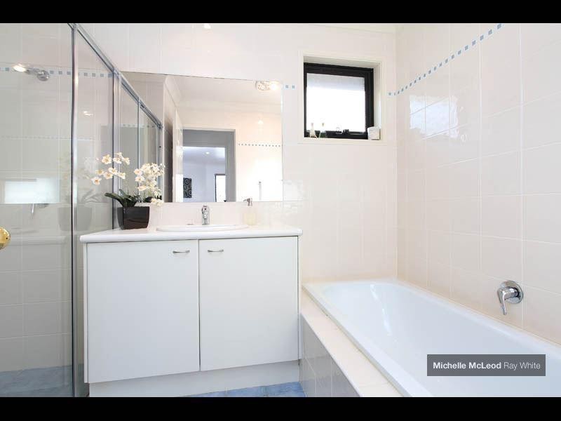 17 Carissa Place, Chapel Hill QLD 4069