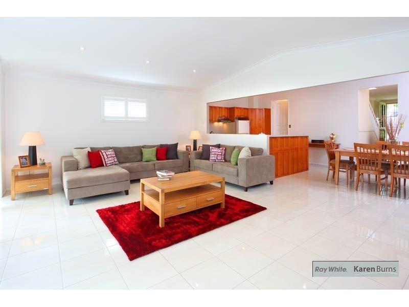 33 Burns Parade, Chapel Hill QLD 4069