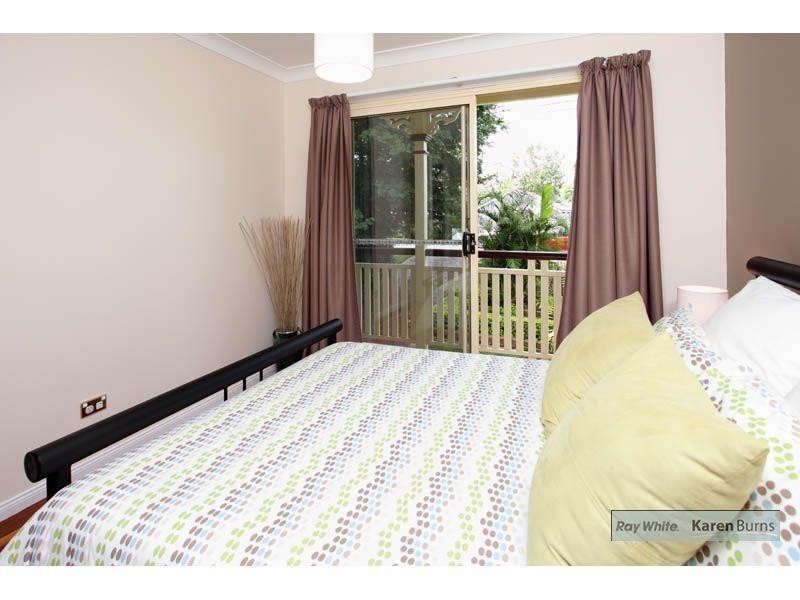 33 Burns Parade, Chapel Hill QLD 4069