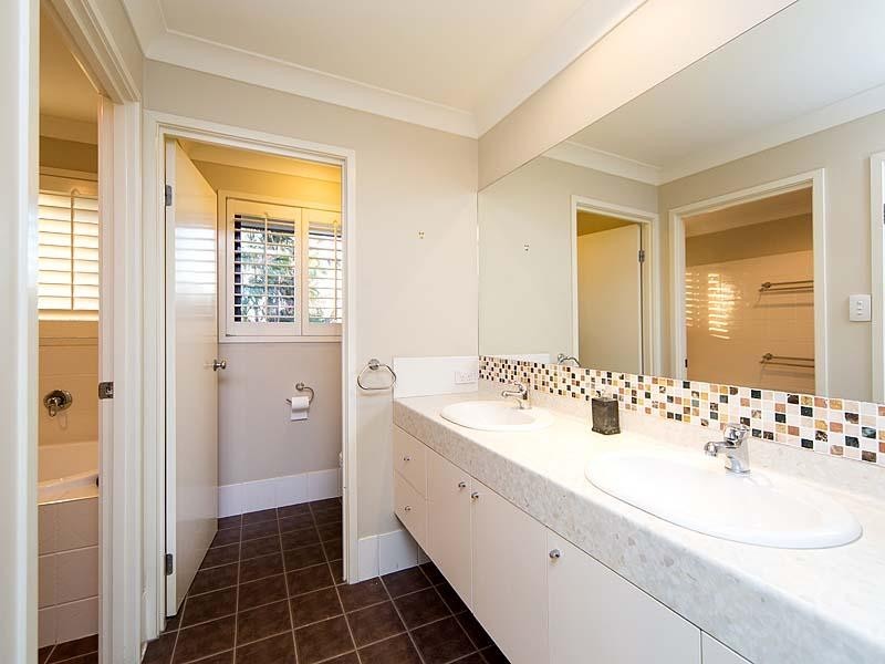 32 Gem Road, Kenmore QLD 4069