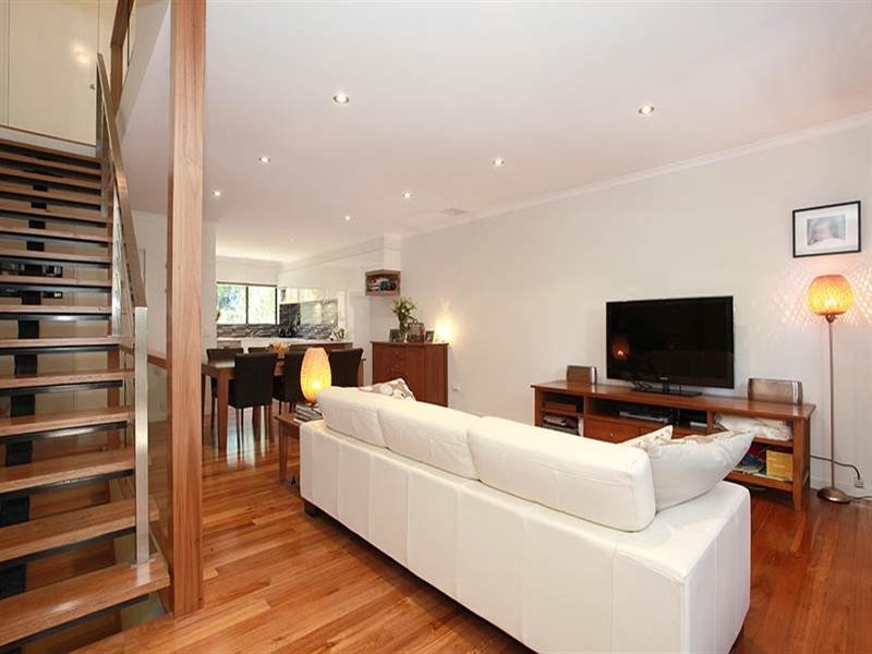 2/1 Jerdanefield Road, St Lucia QLD 4067