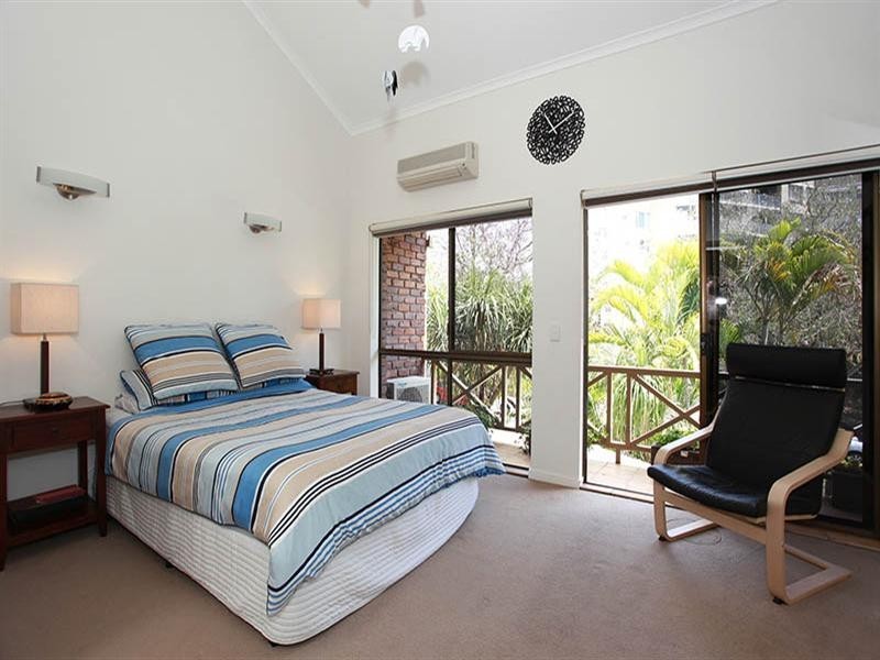 2/1 Jerdanefield Road, St Lucia QLD 4067