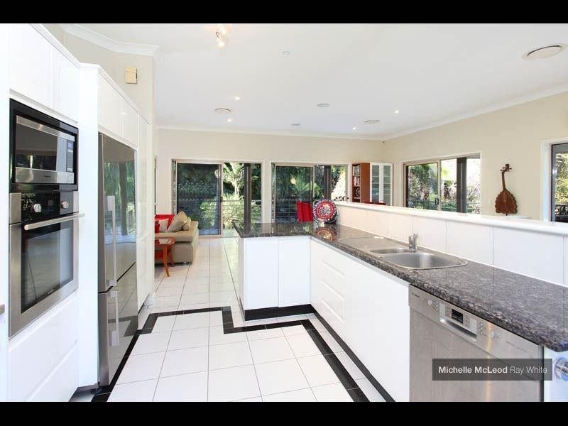 30 Tinarra Crescent, Kenmore Hills QLD 4069