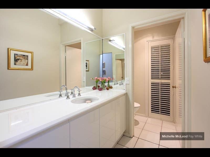 30 Tinarra Crescent, Kenmore Hills QLD 4069