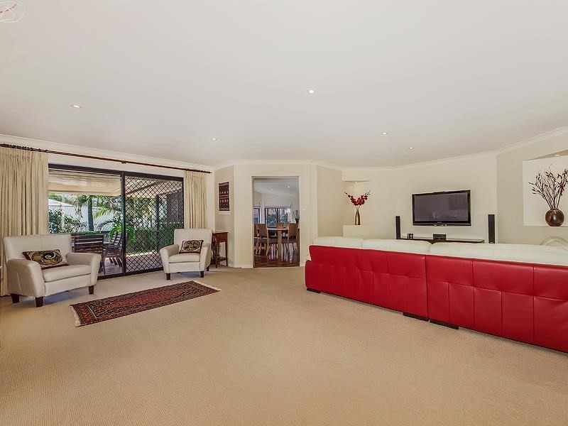 8 Tea Tree Cresent, Sinnamon Park QLD 4073