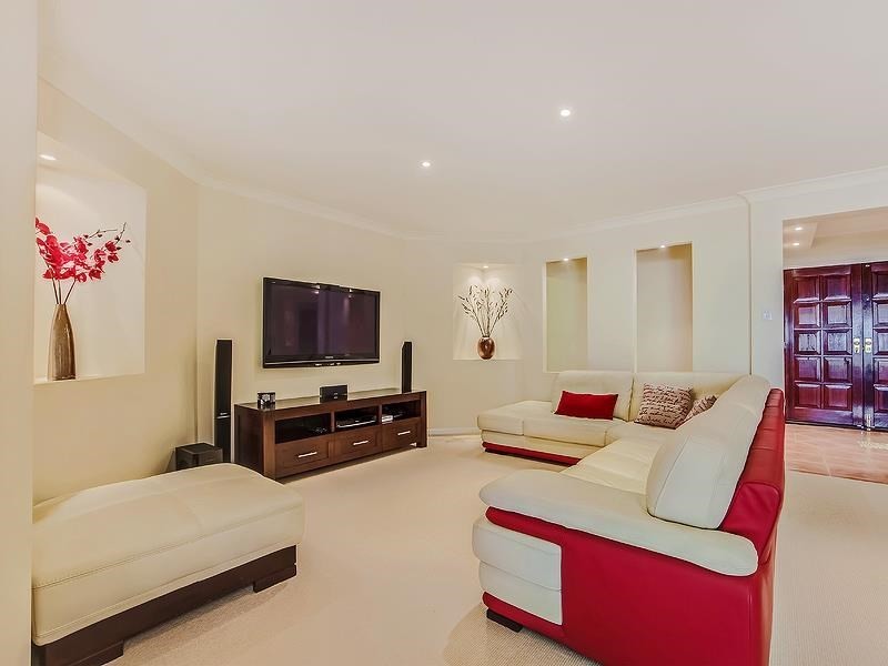 8 Tea Tree Cresent, Sinnamon Park QLD 4073