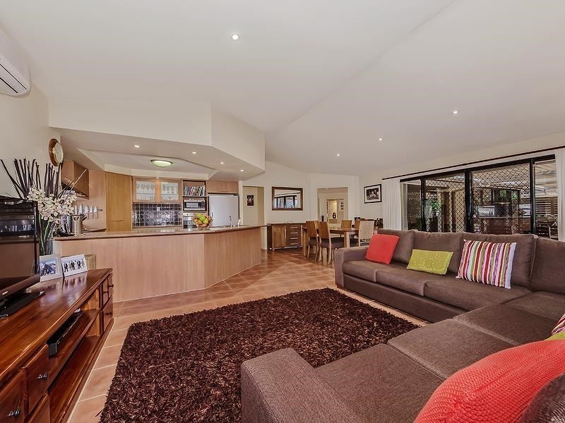 8 Tea Tree Cresent, Sinnamon Park QLD 4073