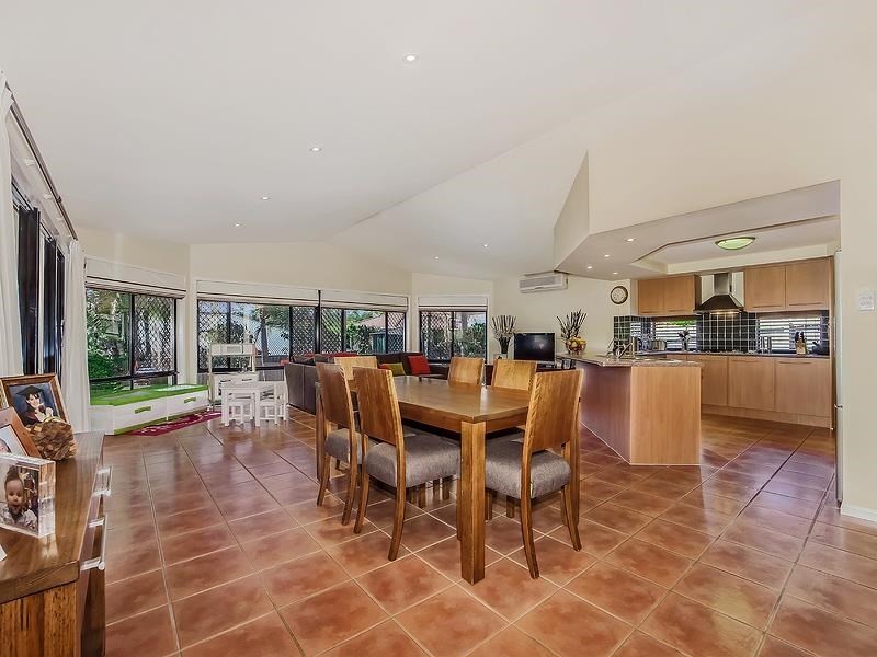 8 Tea Tree Cresent, Sinnamon Park QLD 4073