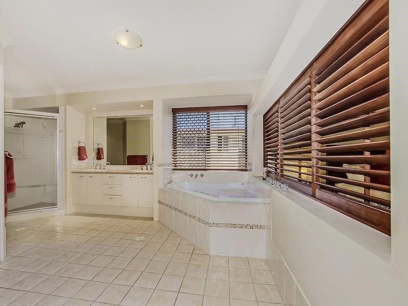 8 Tea Tree Cresent, Sinnamon Park QLD 4073