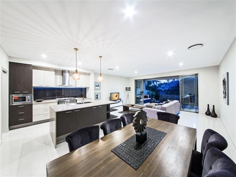 33 Brisbane Avenue, Camp Hill QLD 4152