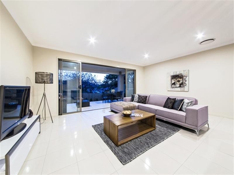 33 Brisbane Avenue, Camp Hill QLD 4152