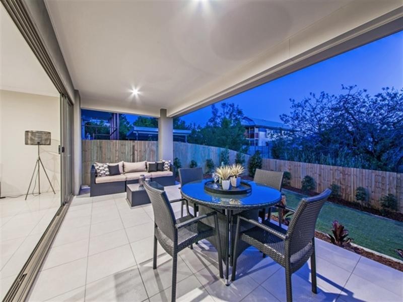 33 Brisbane Avenue, Camp Hill QLD 4152