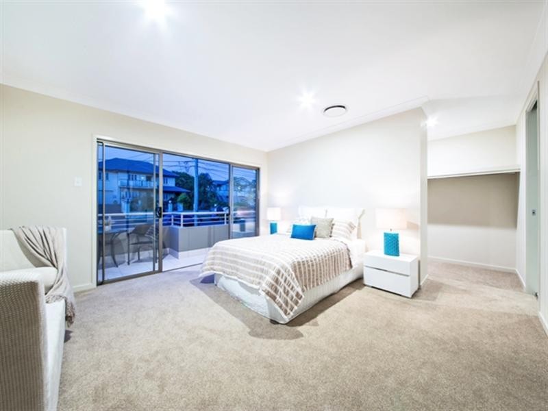 33 Brisbane Avenue, Camp Hill QLD 4152