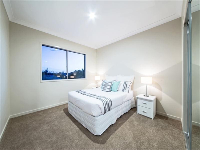 33 Brisbane Avenue, Camp Hill QLD 4152