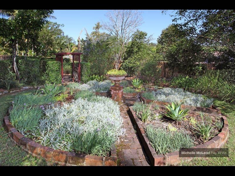 24 Hannah Street, Mount Ommaney QLD 4074