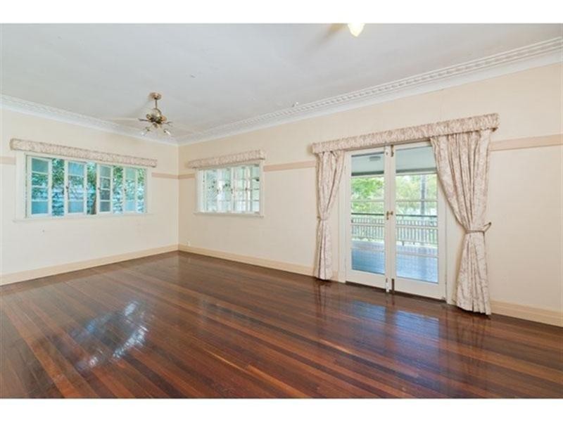 9 Disraeli Street, Indooroopilly QLD 4068